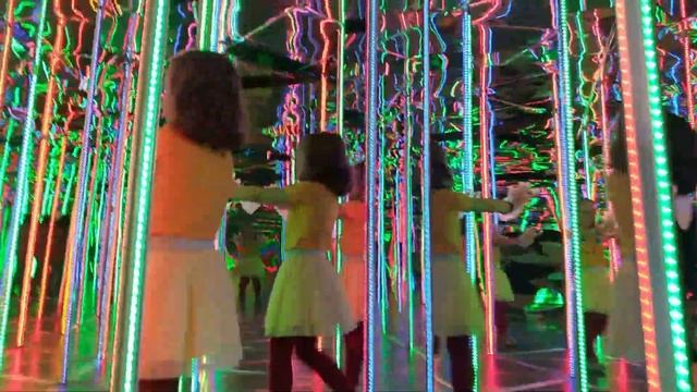 Катя и Мама потерялись в Зеркальном ЛАБИРИНТЕ LOST in the INFINITE MIRROR MAZE смотреть онлайн