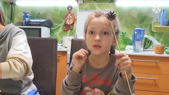 ОСЕННЯЯ ПОДЕЛКА В ШКОЛУ ИЗ ШИШЕК | ОСЕННЕЕ ДЕРЕВО | ПОДЕЛКА С ГОРЯЧИМ КЛЕЕМ ПИСТОЛЕТОМ | МЯУ ШОУ смотреть онлайн