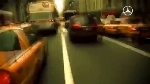 Mercedes GLK New York challenge - GLK vs. bike messenger (part 1) смотреть онлайн