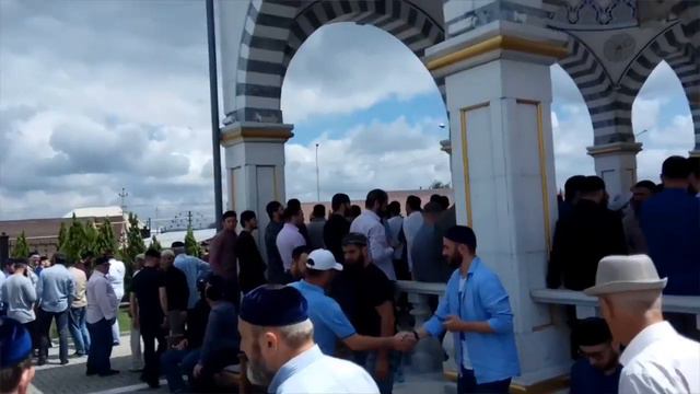 Чечня скорбит. Похороны Юсупа Темерханова. Село Гелдаган смотреть онлайн