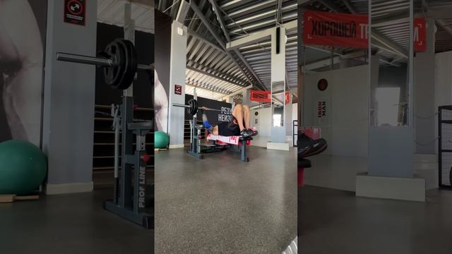 Жим штанги лежа, согнутые ноги на лавке смотреть онлайн