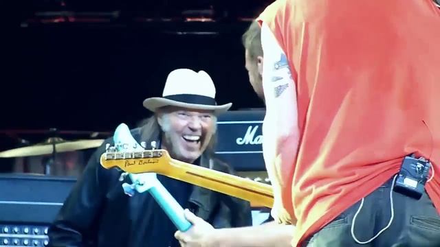 Pearl Jam with Neil Young - Rockin in the free world Toronto 2011 COMPLETE смотреть онлайн
