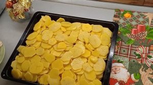 Праздничное мясо под картофелем с грибами и томатами.