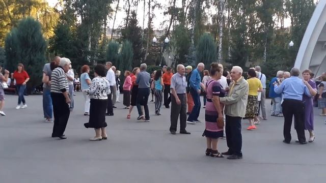 ШИКАРНЫЕ ТАНЦОРЫ???/ ТАНЦЫ В ПАРКЕ ГОРЬКОГО СЕНТЯБРЬ 2020 смотреть онлайн