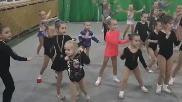 Танцы маленьких гимнасток смотреть онлайн