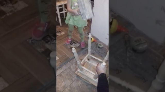 Девочка-столяр 4 лет обучит как правильно сделать табурет смотреть онлайн