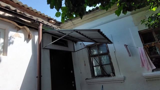 Козырный козырёк над входной дверью .