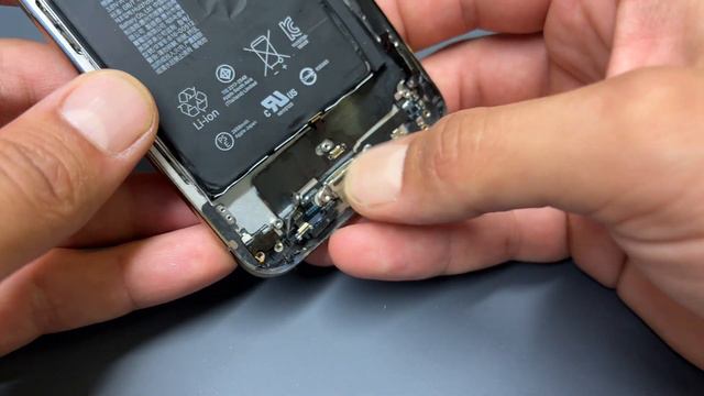 Замена разъема Replacing an iPhone XS Charging port - Step by step guide! смотреть онлайн