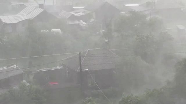 Челябинск, 30.06.2015 07:55. Шквалистый ветер, гроза, ливень.