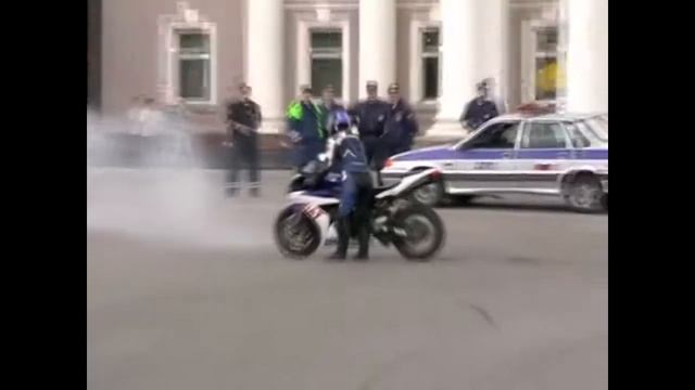 [Stunt-Burnout]Мотоциклист дразнит ДПС смотреть онлайн