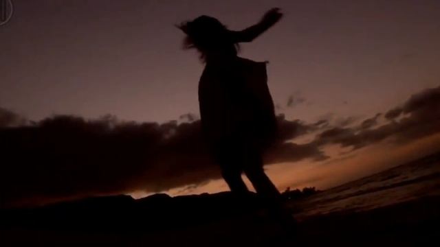 Девушка в поле смотреть онлайн