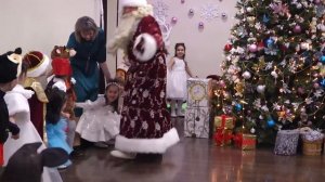 Хоровод возле ёлки, игра с Дедом Морозом, старшая группа.