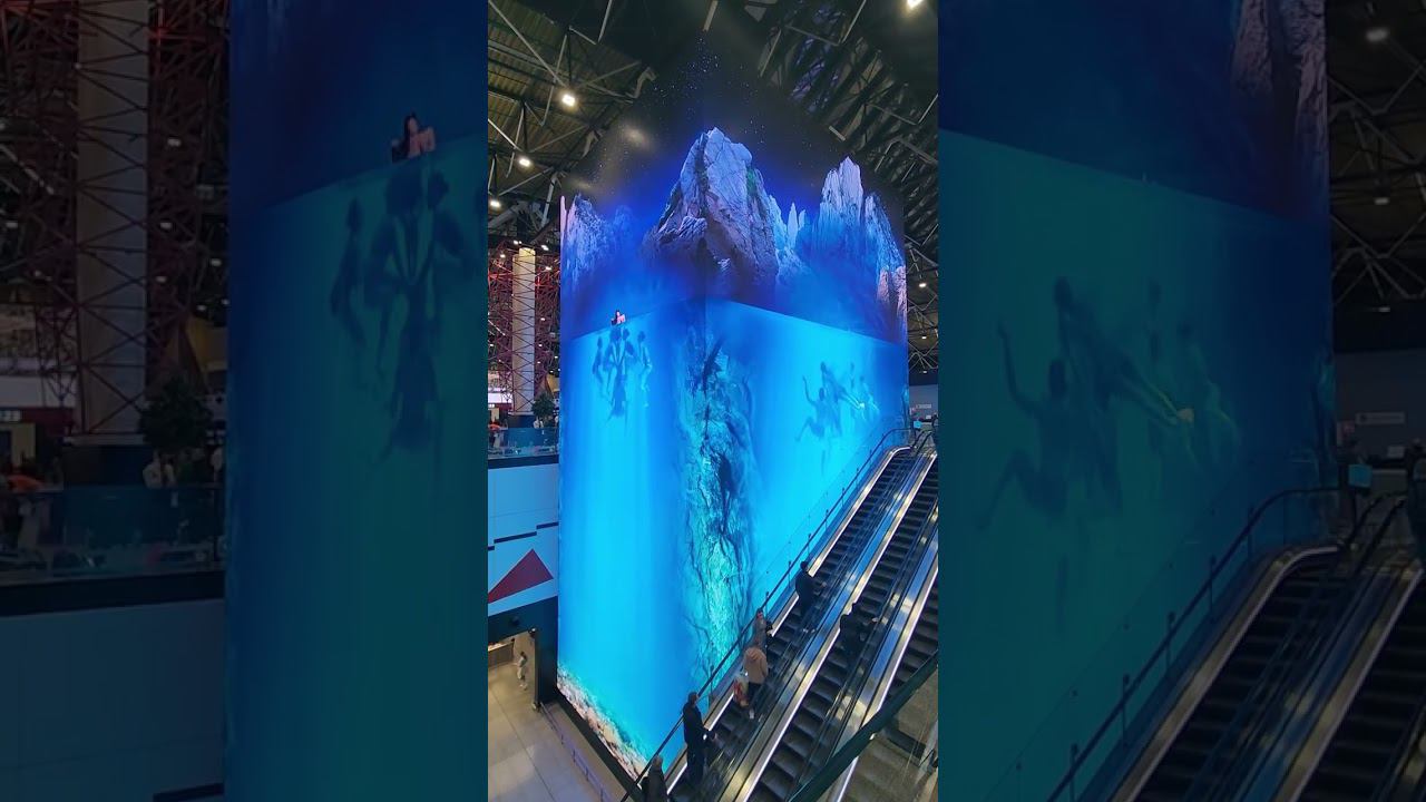 Аэропорт Шереметьево Огромный экран в несколько этажей смотреть онлайн