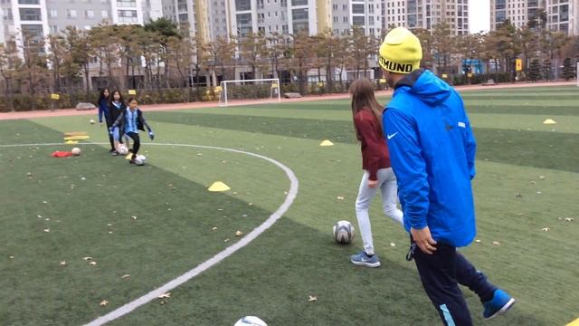 Warm up soccer , U12 years, warm- up game/drill focussing use of outside foot смотреть онлайн