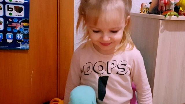 Копаемся с Кирой в куче детской посуды, фруктов, овощей и прочих вкусняшек смотреть онлайн