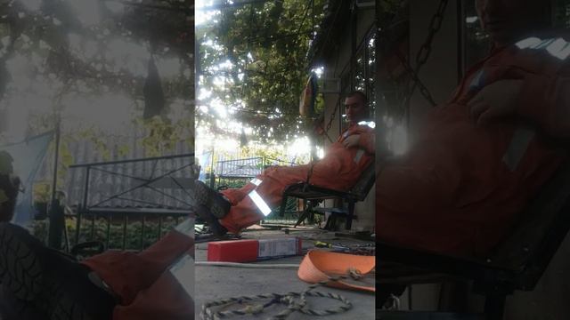 Получилось нормально, нужно сделать подлокотники и срезать ножки.Первая работа. Отрадово Массив-2 смотреть онлайн