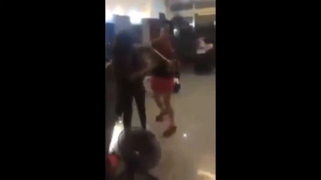 Баба разносит кувалдой салон красоты Смотреть Всем смотреть онлайн