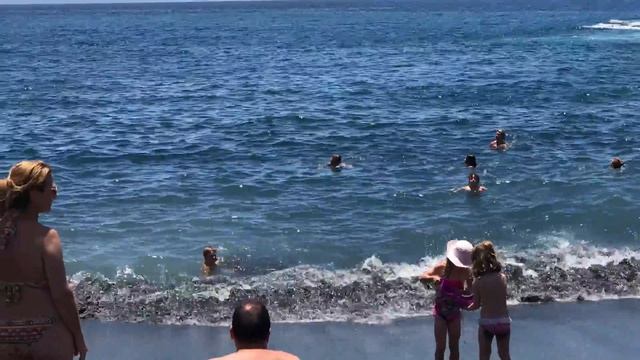 Plaża Playa de La Arena Puerto De Santiago Teneryfa 2017 r Spain. смотреть онлайн