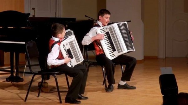 Звучит аккордеон