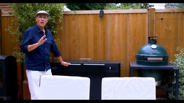 Small Family Garden with Oak Pergola, Terrace and Generous Dining and Seating Area смотреть онлайн