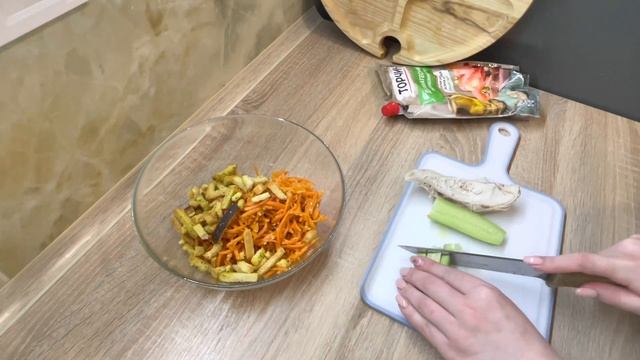 НОВИЙ САЛАТ З МОРКВОЮ ПО-КОРЕЙСЬКИ ТА СУХАРИКАМИ смотреть онлайн