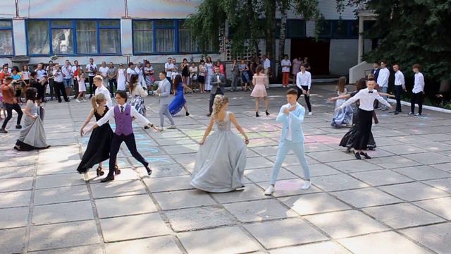 Выпускники Первомайского лицея №6 попрощались со школой. смотреть онлайн