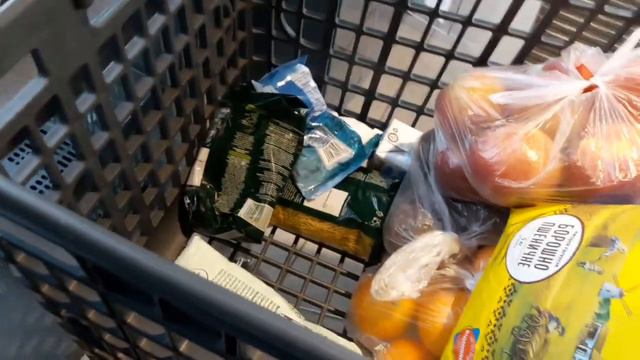 ЗА ПРОДУКТАМИ КОГДА ВСЕ СПЯТ, ЭТО))) могу принести домой смотреть онлайн