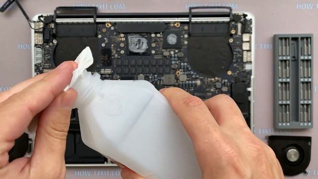MacBook Pro 15 A1398 Disassembly, fan cleaning and thermal paste replacement смотреть онлайн