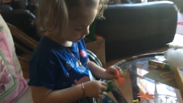 Внучка делает подарок для дедушки. смотреть онлайн