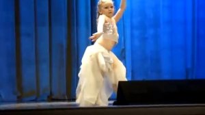 Маленькая девочка танцует восточный танец