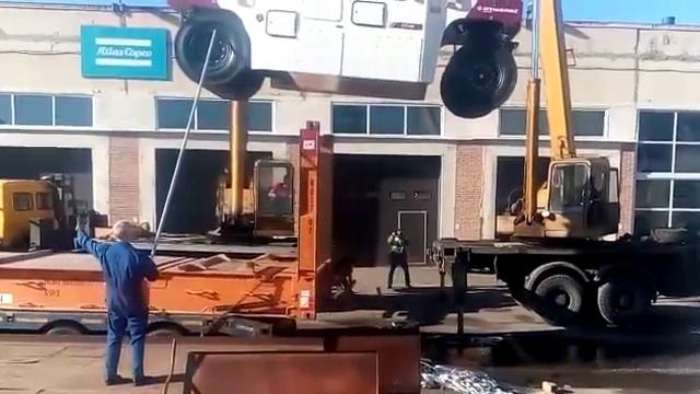 Выгрузка дорожно-строительной техники на складе получателя в г. Санкт-Петербург. смотреть онлайн
