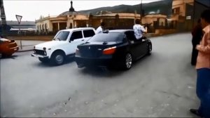 BMW M5 С калашом гоняют по городу