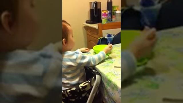 Ура!Теперь двойняшек не надо кормить! смотреть онлайн