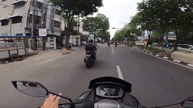 DUO YAMAHA MAXI SKUTER NGABUBURIDE KE JALAN TUNJUNGAN! | VLOG ALL NEW NMAX 155 & ALL NEW AEROX 155 смотреть онлайн