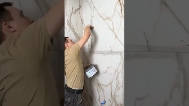 Мастер заполняет швы цементной затиркой Mapei Keracolor FF. смотреть онлайн