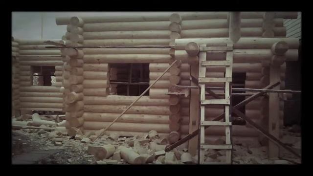 Ручная рубка угловой бани из архангельской сосны. Установка на участке под черновую крышу. МО. смотреть онлайн