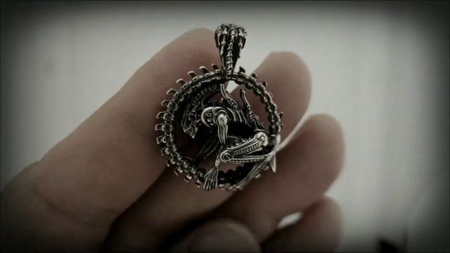 Серебряный кулон Чужой Alien Xenomorph смотреть онлайн