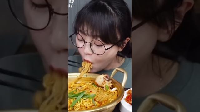 Spicy Ramen Soup W/ Cuttle Fish + Kimchi????