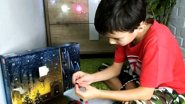 Новогодний календарь / день 2 / LEGO 75964 смотреть онлайн
