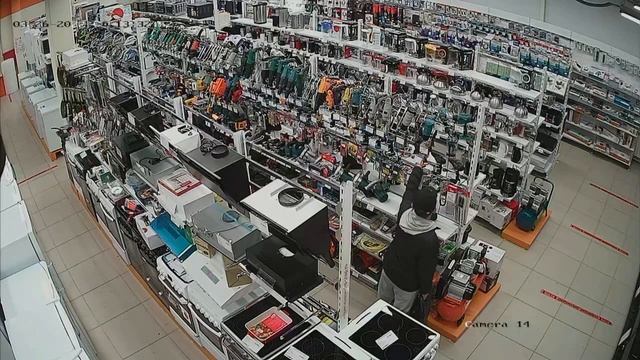 В Кирове полицейские устанавливают личность причастного к краже электроинструмента смотреть онлайн