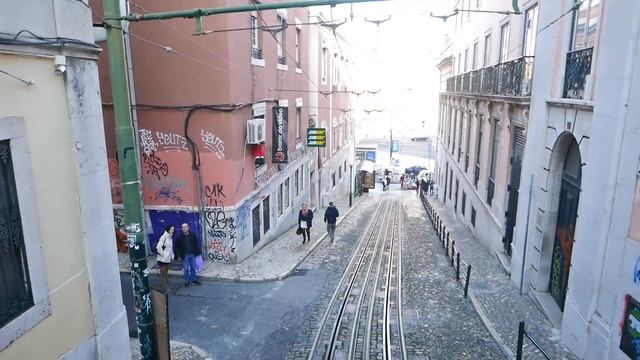 Our Second Funicular in Lisbon: Gloria to the São Pedro de Alcântara Viewpoint смотреть онлайн