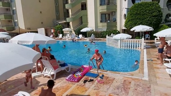 Krizantem hotel 4*. ОСНОВНОЙ БАССЕЙН у ресепшн.