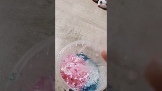 Делаем слайм своими руками Slimeлаборатория цвет голубой с розовыми блестками смотреть онлайн