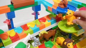 Развивающие детские игрушки. Строим горку для гонки шариков. Лего. Учим животных
