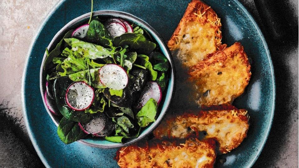 Зеленый салат с сырными гренками смотреть онлайн