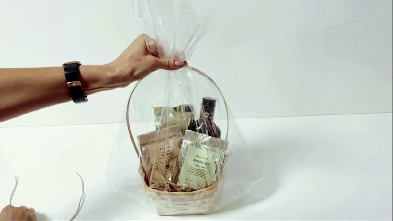 Panier en bambou avec faisceau au dessus de la poignée dans un petit paquet смотреть онлайн