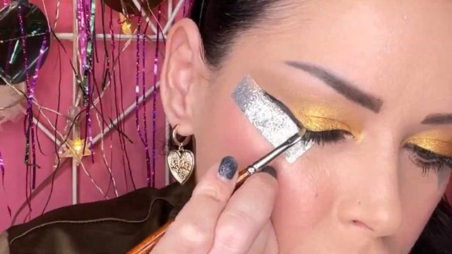 КАК ЯРКО НАКРАСИТЬ ГЛАЗА ТЕНЯМИ | ЗОЛОТОЙ МАКИЯЖ ГЛАЗ смотреть онлайн