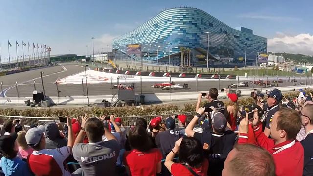 ФОРМУЛА 1. ГРАН-ПРИ РОССИИ. СТОЛКНОВЕНИЕ НА 2 ПОВОРОТЕ. ВИД С ТРИБУНЫ. 01.05.2016. смотреть онлайн