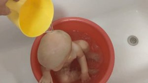 Полезные и бесполезные покупки для купания новорожденного