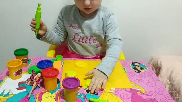Влог: Вика играет с мамой тестом для лепки смотреть онлайн